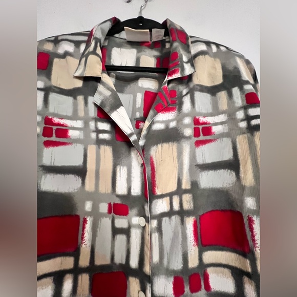 5/$15 Geometric Print Top. Pit to pit=26.5” - Picture 2 of 5